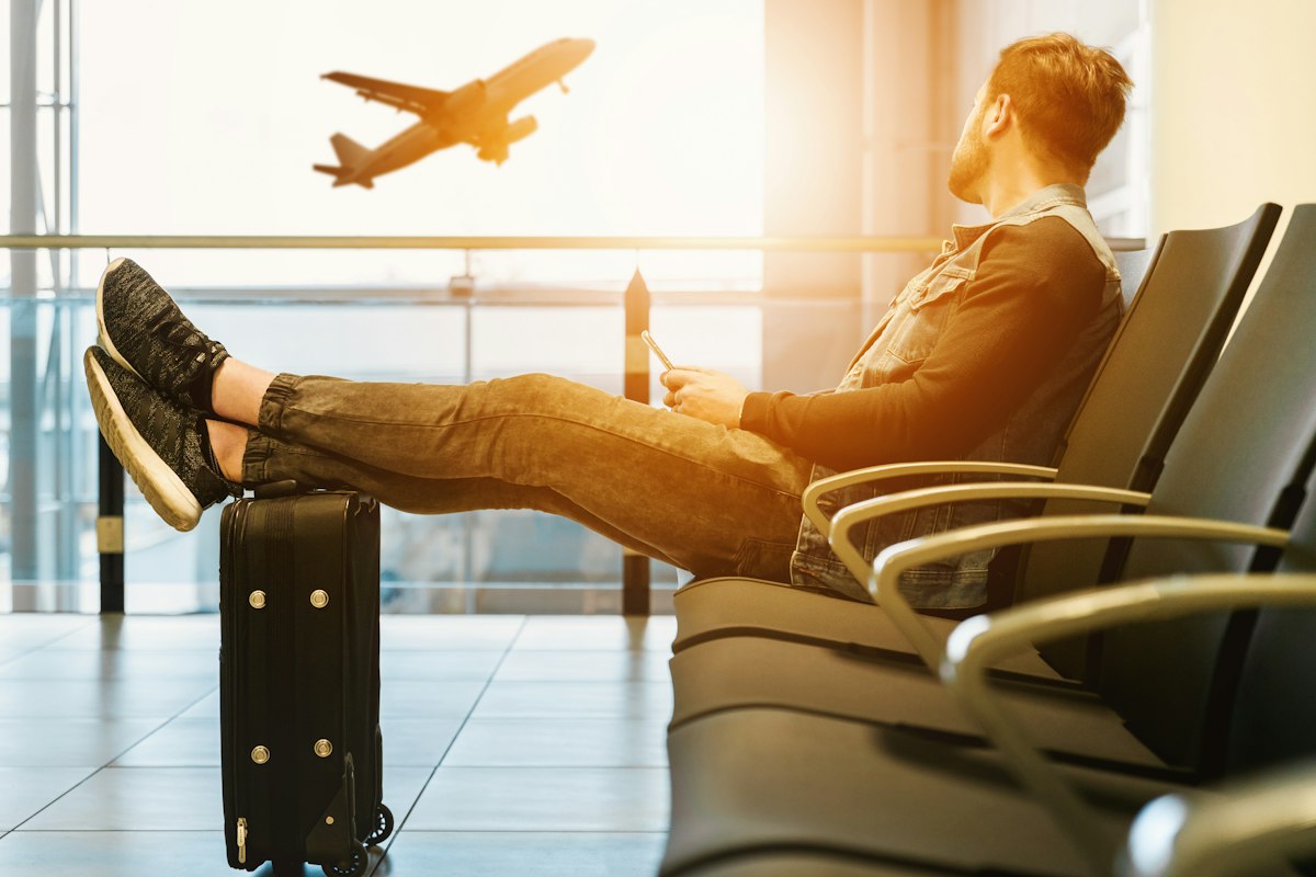 Voyageur détendu à l'aéroport, prêt à partir