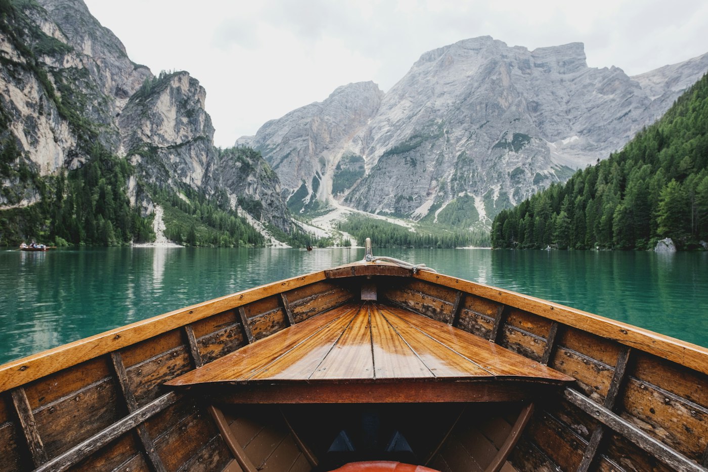 Barque sur un lac de montagne turquoise